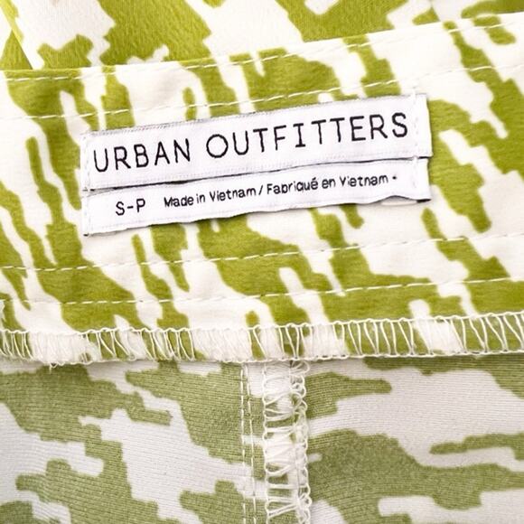 Urban Outfitters Olympia Print Satin Pants Size Small - Picture 4 of 4